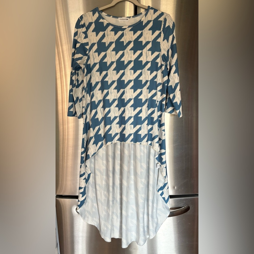 Nuggles Teal and White Women’s Houndstooth High-Low Top